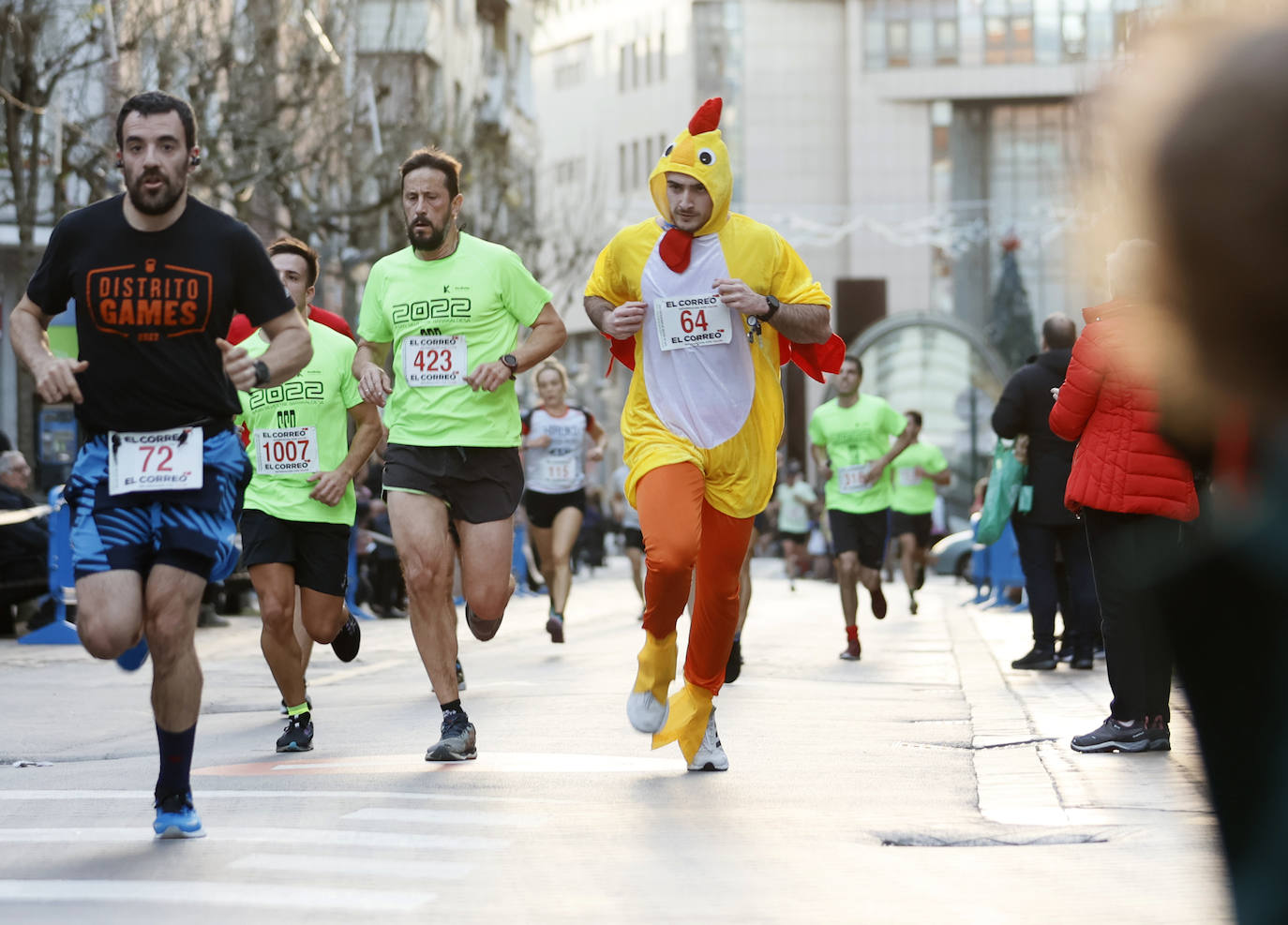 Muchos disfraces en la San Silvestre de Barakaldo.