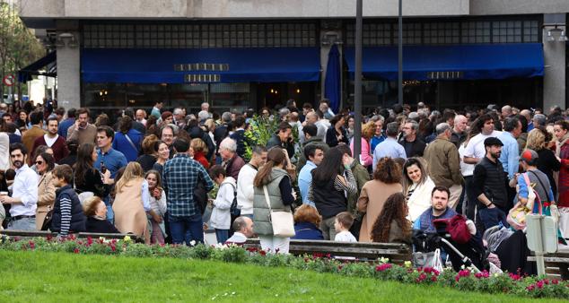 Muchos bilbaínos disfrutan de la mañana de Nochevieja en Indautxu.