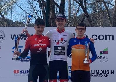 Imagen secundaria 1 - En la primera imagen, Nahia García. Iker Colmenero, en la segunda fotografía. Y, por último, los tres alaveses que han copado el podio juvenil.