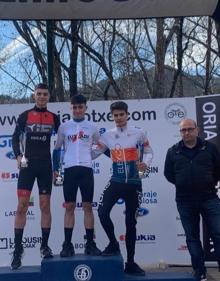 Imagen secundaria 2 - En la primera imagen, Nahia García. Iker Colmenero, en la segunda fotografía. Y, por último, los tres alaveses que han copado el podio juvenil.