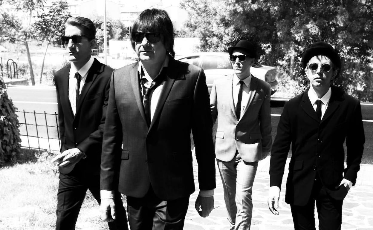 Javier Andreu, con el cuello de la camisa abierto, al frente de sus compañeros de La Frontera.