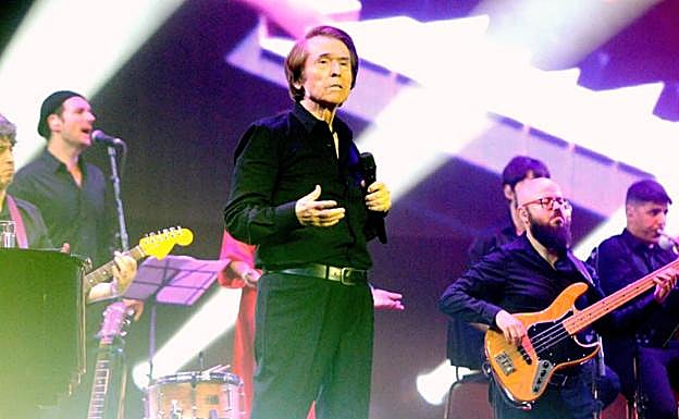 Raphael respaldado por su gran banda en Miribilla. 
