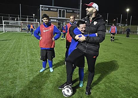 Imagen secundaria 1 - Los miembros del Athletic Genuine se toman muy en serio los entrenamientos, para ellos es el mejor momento de la semana. 