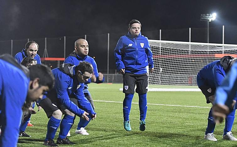 Imagen principal - Los miembros del Athletic Genuine se toman muy en serio los entrenamientos, para ellos es el mejor momento de la semana. 
