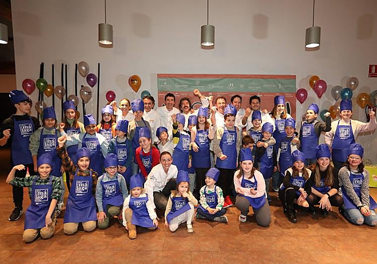 Una divertida foto de grupo de los niños con los chefs en el restaurante Eneko.