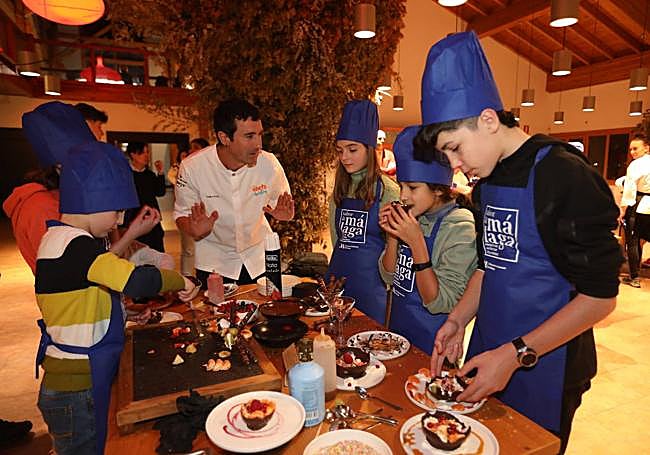 Eneko Atxa anima a cocinar con frutas a los niños en el taller ChefsForChildren.