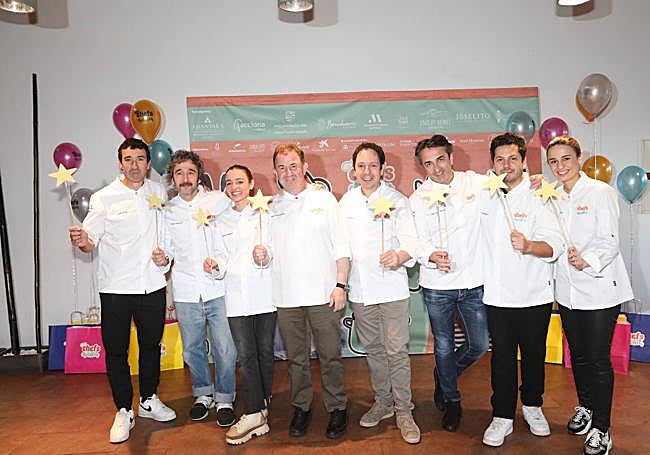 Parte de los cocineros congregados en Eneko por la Fundación Pequeño Deseo posan con sus varitas mágicas.