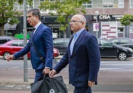 Alfredo de Miguel accede al Palacio de Justicia de Vitoria durante el juicio