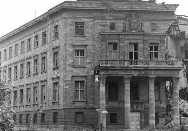 Estado en el que quedó la embajada española en Berlín tras los bombardeos en 1945.