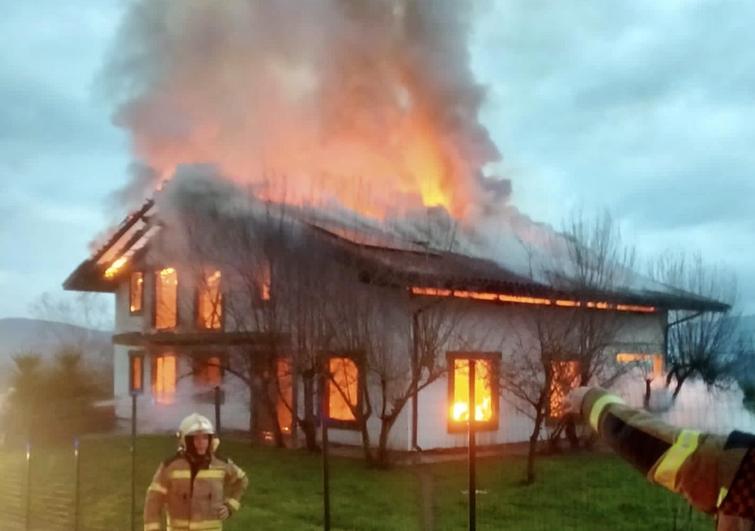 Un incendio devora un caserío y provoca la alarma en Mungia