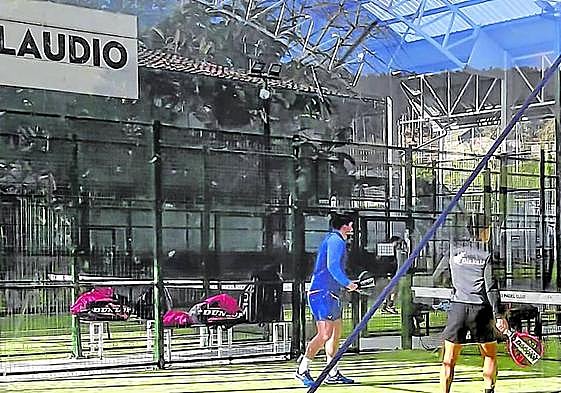Dos personas juegan al pádel en las pistas de Gardea.