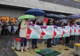 Un centenar de personas protestan por las mejoras salariales en las residencias frente al centro social de San Roke, en Portugalete