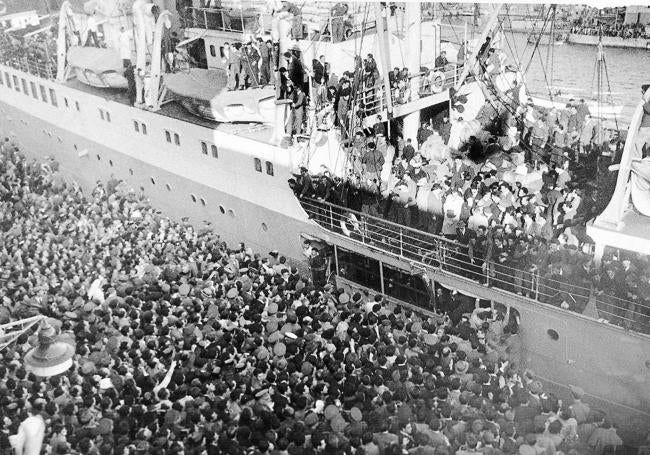 Una multitud recibe en Barcelona al 'Semiramis', barco de la Cruz Roja francesa con los repatriados españoles en 1954.