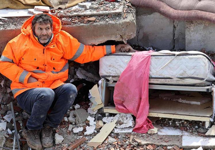 Mesut Hancer sostiene la mano de su hija Irmak, de 15 años, que murió en el terremoto de Kahramanmaras, cerca del epicentro del seísmo.