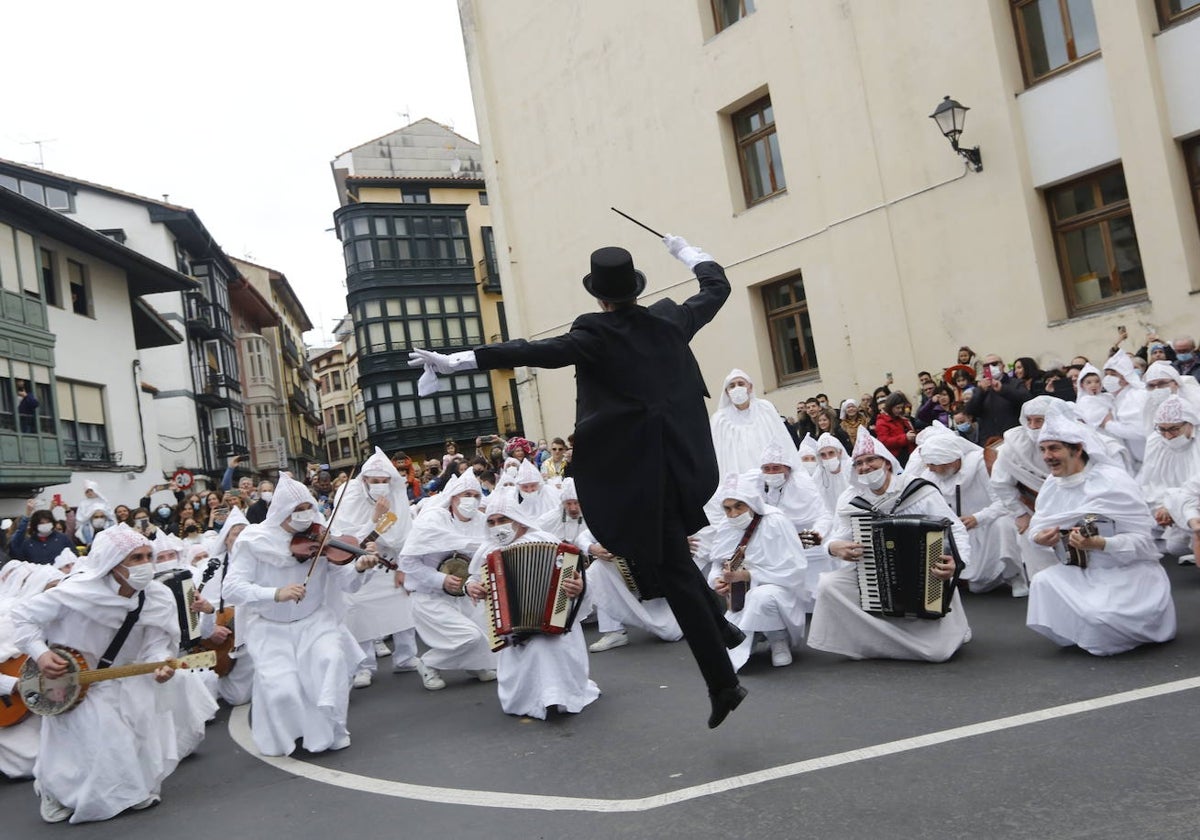 Los atorras cantan las tradicionales coplillas bajo la batuta de Gontzal López, en los carnavales del año pasado en Mundaka