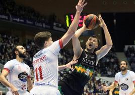 Emir Sulejmanovic trata de lanzar en el duelo contra el Obradoiro.