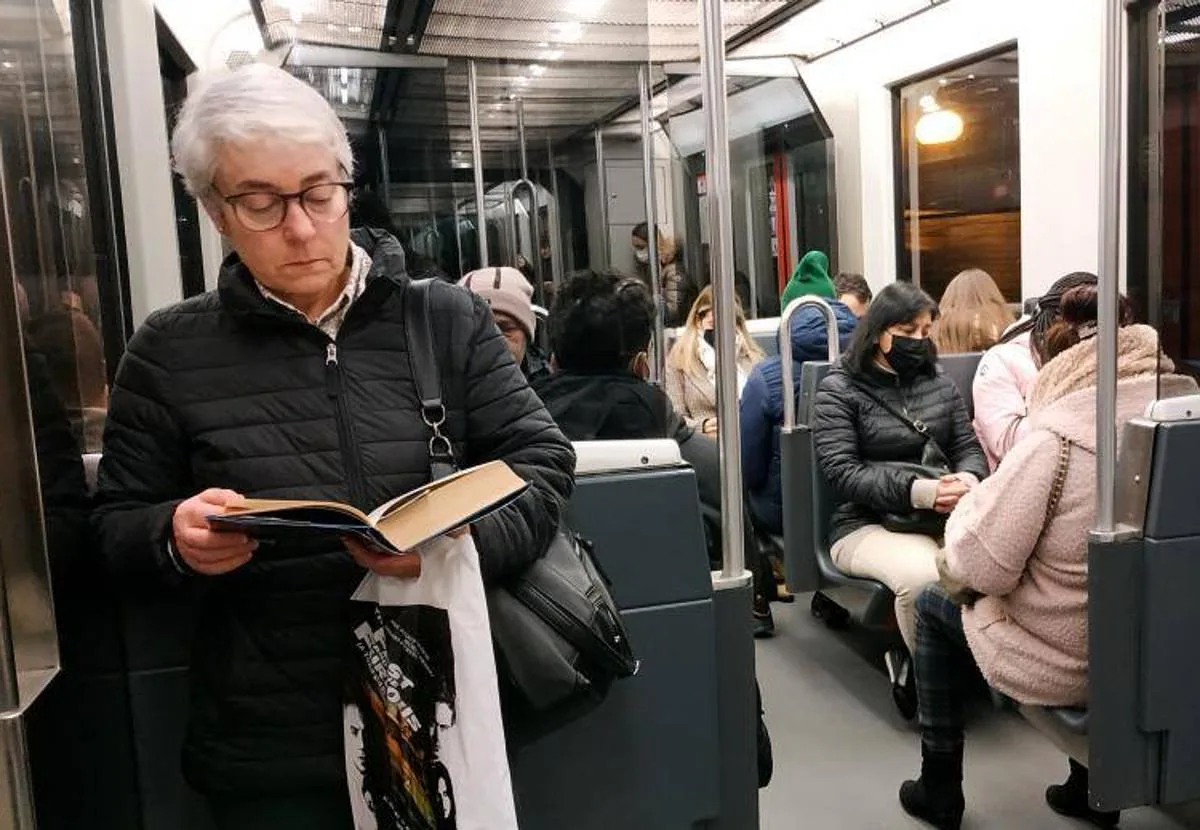 La mitad de los pasajeros todavía conservan la mascarilla