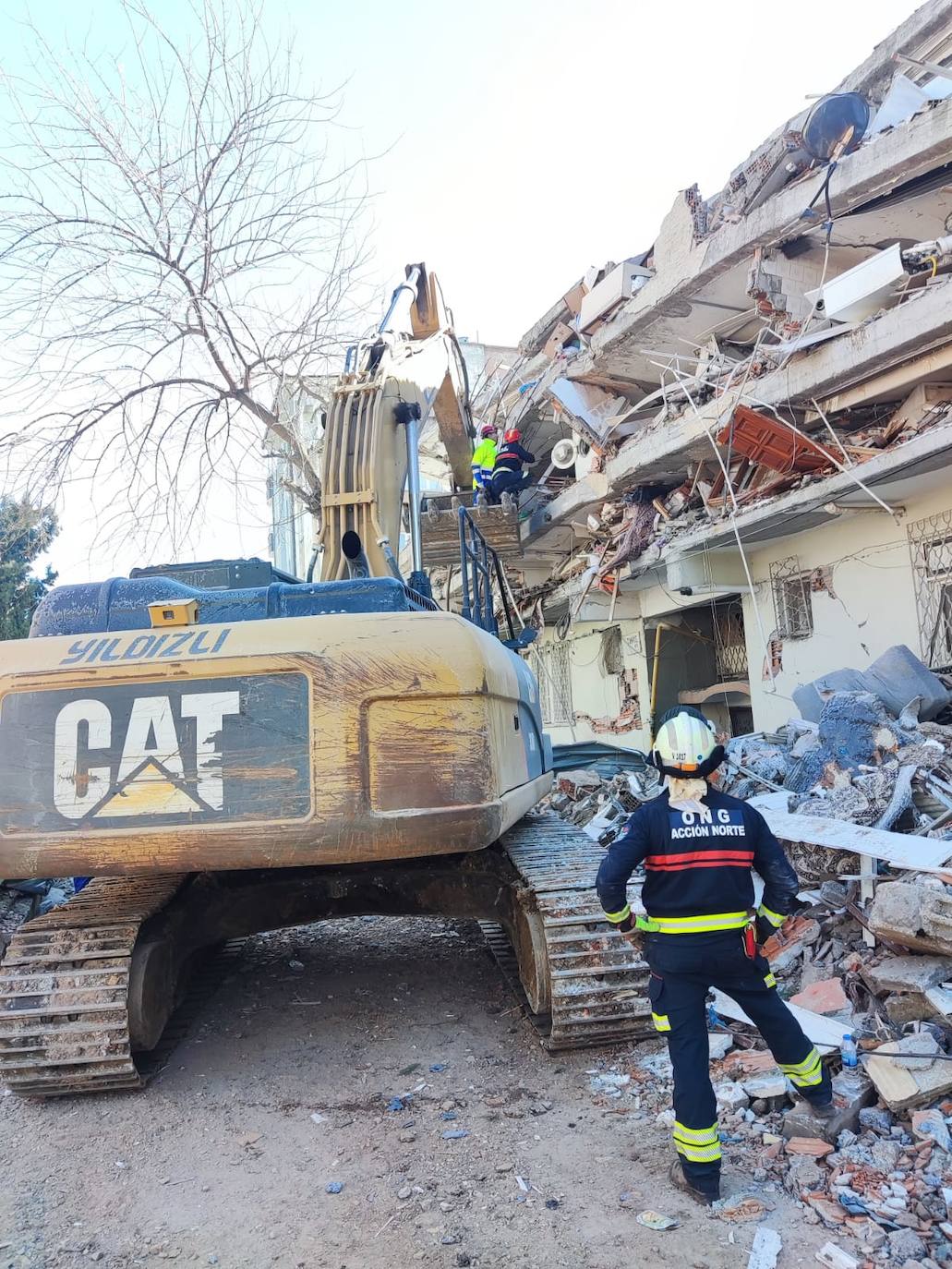 Los bomberos supervisan el interior de un edificio para tratar de encontrar supervivientes.