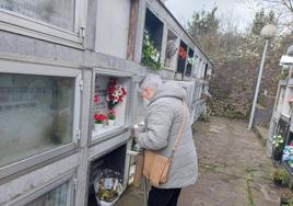 Isabel Vaquero, que acude entre dos y tres veces al cementerio a visitar a su marido, reconoce haber visto incluso tiestos y botellas tiradas