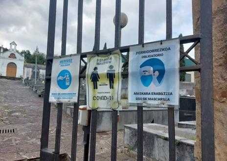 Imagen secundaria 1 - Madre e hija se quejan del estado del cementerio.