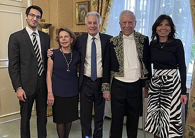 Vargas Llosa, junto a su exmujer y sus hijos.