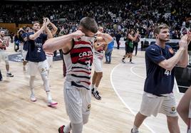 Los jugadores baskonistas se retiran a vestuarios tras caer ante el Joventut.