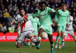 Iñaki Williams trata de rematar ante Sergi Guardiola en el Rayo - Athletic de la pasada temporada.