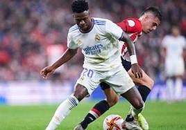 Dani García trata de arrebatar el balón a Vinicius en un duelo de la pasada temporada.