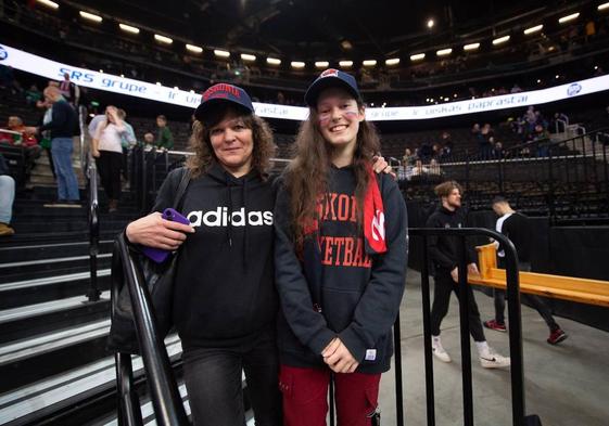 Dos seguidoras bálticas en el Zalgirio Arena con la gorra del Baskonia