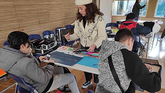 La juventud de Santurtzi se implica en reciclar la ropa
