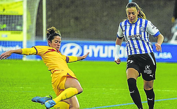 Marta Torrejón trata de robarle el esférico a Carla Morera durante el partido en Ibaia. /