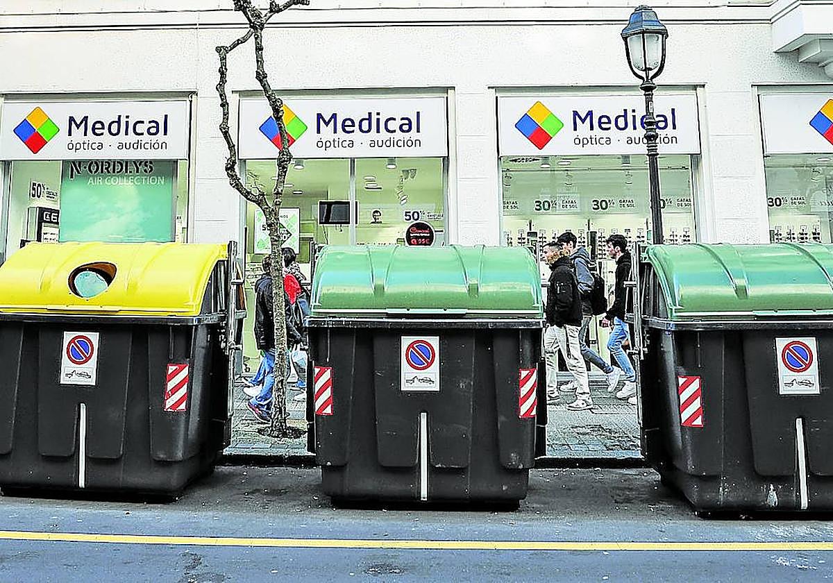 Quejas comerciales por la altura de los contenedores de basuras en ...