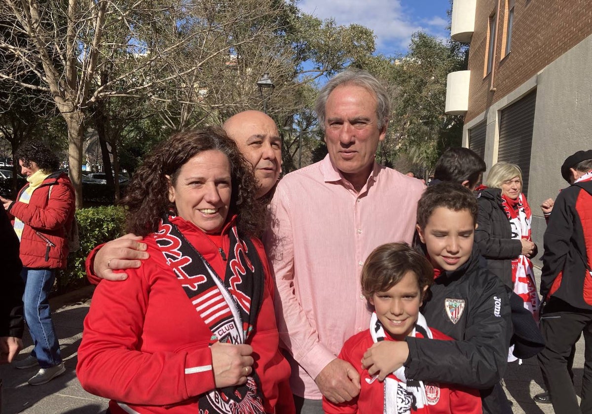 Andoni Goikoetxea posa con peñistas rojiblancos hoy en Valencia