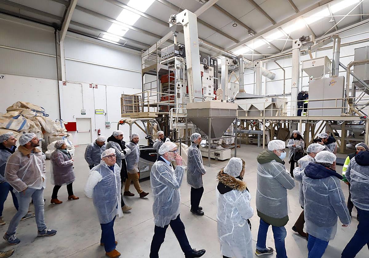 Los responsables de la empresa mostraron ayer las instalaciones y explicaron el proceso que llevan a cabo.