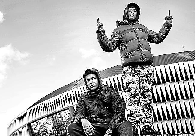 Nickzzy (de pie) y Rakeem, retratados en las traseras de San Mamés
