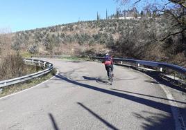 Lugar donde se ha producido el suceso, en una carretera de montaña de Torrelavega