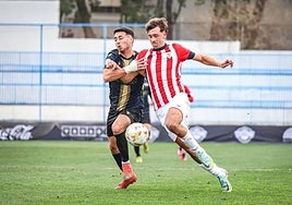 Luis Bilbao pugna con un rival por hacerse con el balón en la derrota ante el Intercity (1-0)