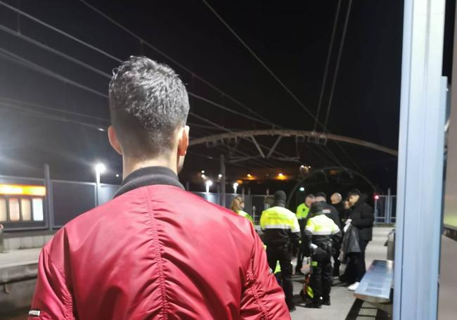 Un joven observa cómo los guardias de seguridad y un ertzaina atienden al joven herido por una caída aparentemente fortuita.