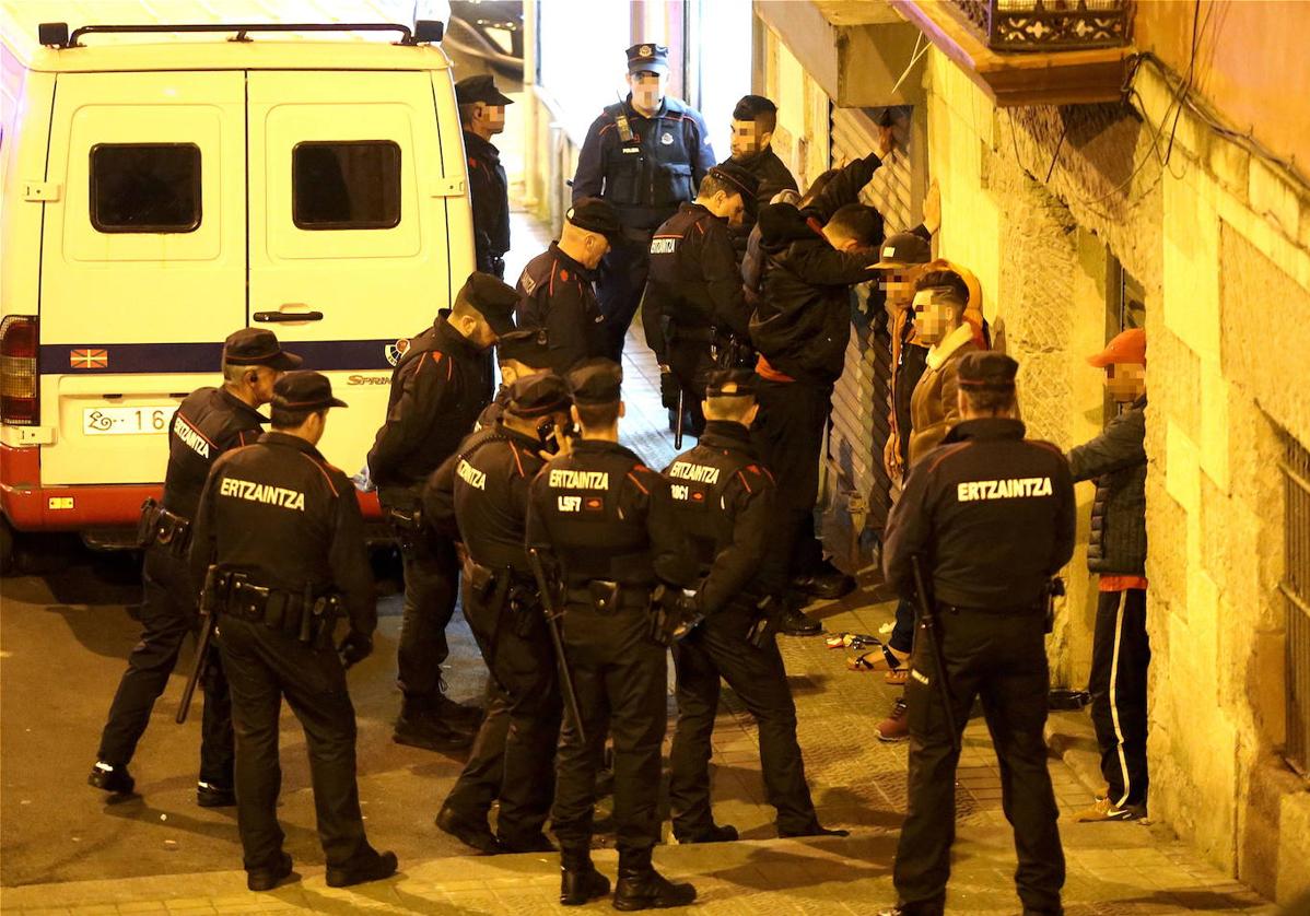 Una redada de la Ertzaintza en Bilbao La Vieja, en una fotografía de archivo de hace tres años