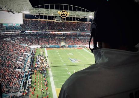 Imagen secundaria 1 - Arriba, en el campo de los Chicago Bears; debajo, en la Super Bowl celebrada en Miami; y a la derecha, en la final del año pasado en Los Ángeles.