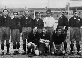 Pedro Vallana, tercero en la fila de arriba, y José Mari Yermo, sexto, junto al portero Jauregui, también del Arenas, en el primer partido de los Juegos de Ámsterdam, frente a México (7-1), el 30 de mayo de 1928