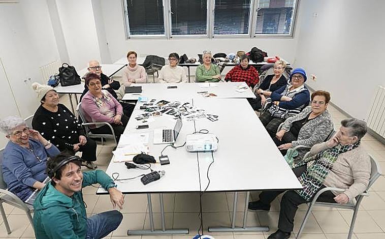 Imagen principal - Taller de David Busto para «activar los recuerdos» a través de la fotografía. La 'marcha nórdica' de un grupo y curso de poesía que imparte Aurora Nieva. 