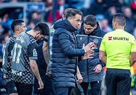 Luis García habla con el asistente antes de hacer los cambios en Zaragoza