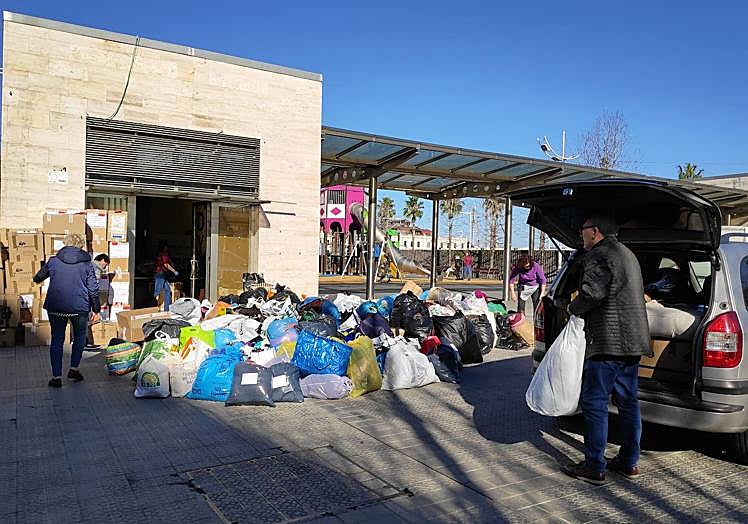Nani González y Félix Gutiérrez se han acercado en coche para donar tres cajas de cartón y otras tantas bolsas repletas de prendas de invierno.