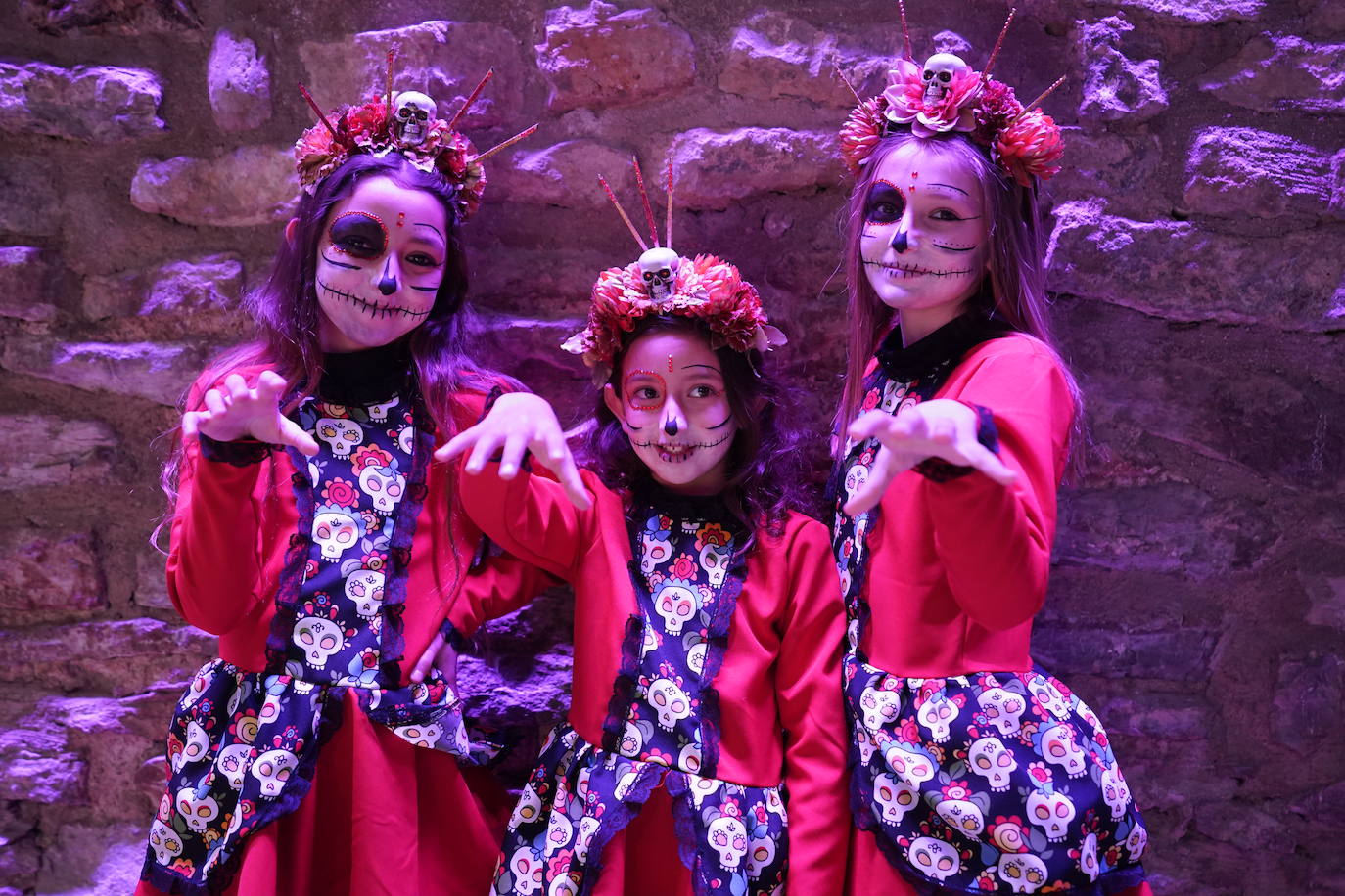 Salma El Amrani, Yassira El Amrani y Yaiza Prieto darán homenaje al mexicano Día de los muertos al disfrazarse de catrinas junto con la Asociación Comparsa Carnaval Abetxuko.