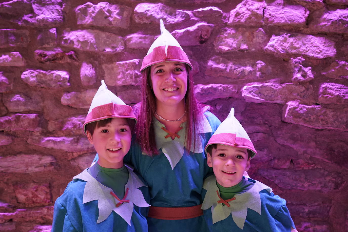 Hodei Pascual, Marta Cañada y Amets Pascual viajarán, junto con el Ampa del Colegio Marianistas, al País de Nunca Jamás disfrazados de Peter Pan. 