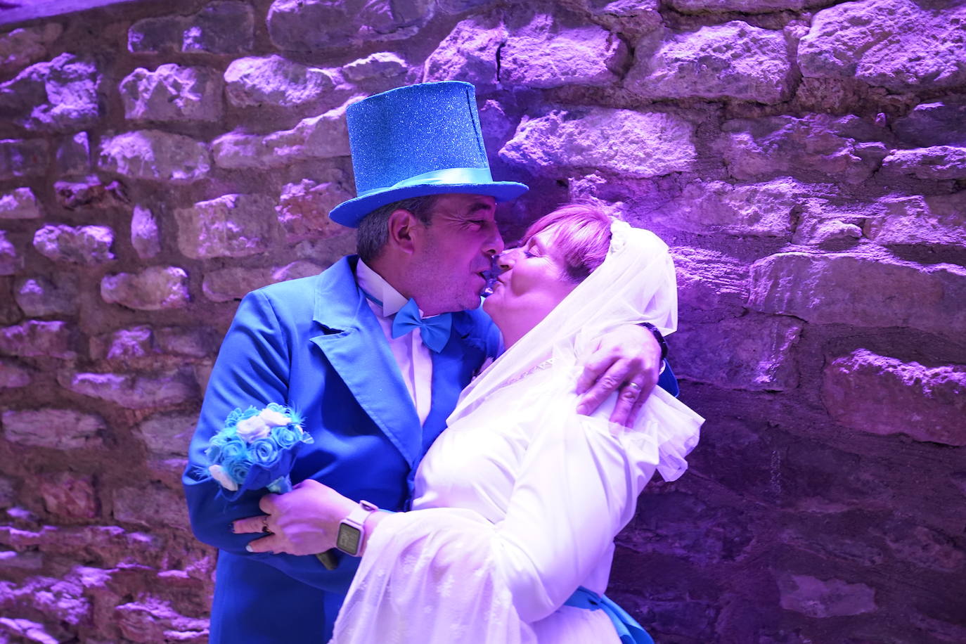 Inspirados por películas como Mi gran boda griega, el Centro Gallego, representados por Pedro Sequeiros y Mai Sequeiros, disfrutarán del amor en Carnaval. ¡Que vivan los novios!