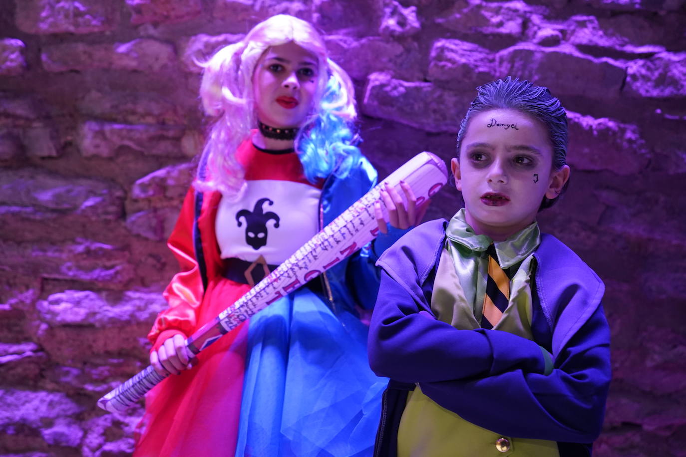 Naroa Cano y Oñati Torrepascual se vestirán de los supervillanos Joker y Harley Quinn con la Asociación de Vecinos Errekatxiki. Estos personajes de Marvel versión vitoriana cuidarán al detalle su maquillaje.