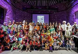 Foto de familia de las 24 comparsas del Carnaval de Vitoria 2023