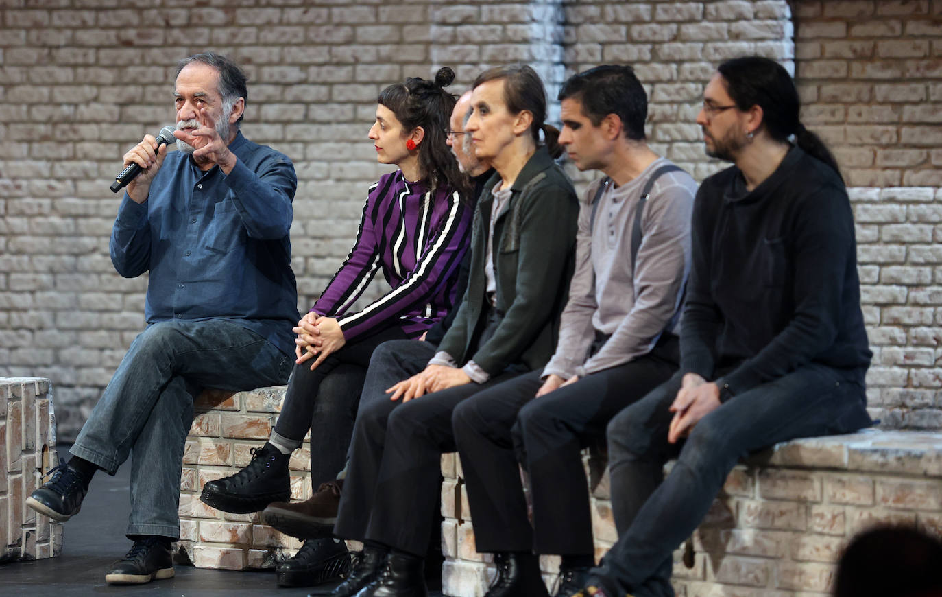 Los actores y responsables técnicos atienden a las explicaciones de Ramón Barea, director de la obra,